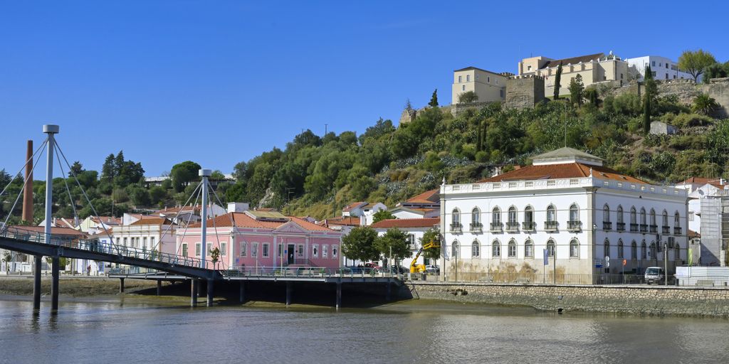 Panorámica de Alcácer do Sal junto al río Sado, Portugal