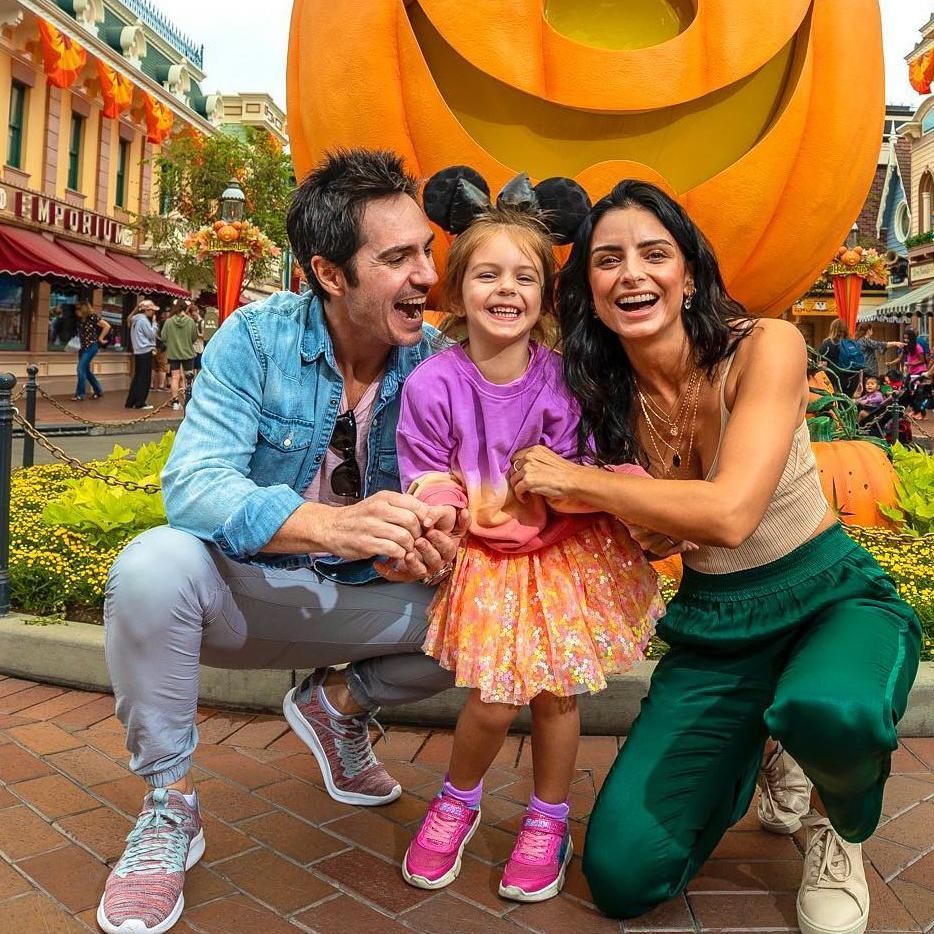 aislinn derbez y mauricio ochmann con su hija kailani