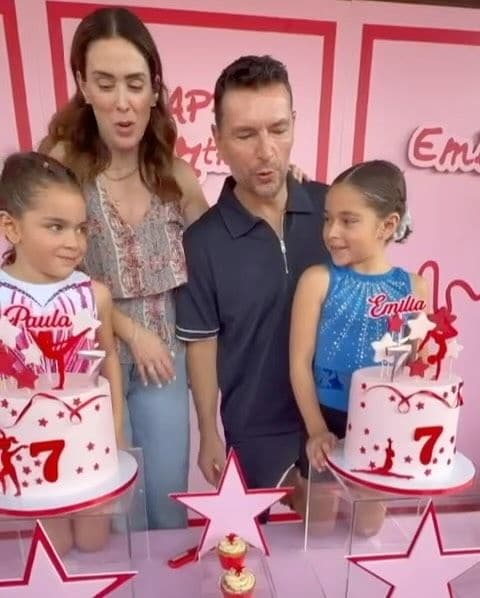 Jacky Bracamontes y Martín Fuentes celebran a sus hijas Emilia y Paula