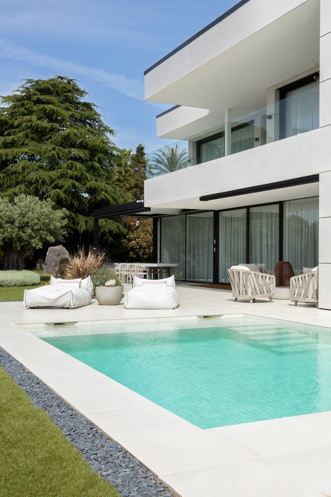 Piscina que emplea piezas porcelánicas de gran formato, muy a la moda