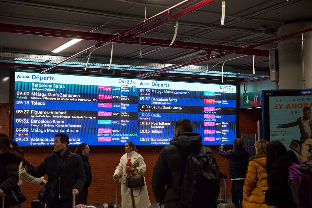 Un panel de cancelaciones en una estación de tren.