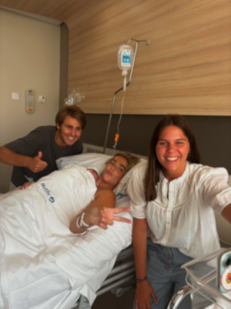 Otra imagen de la familia desde el hospital