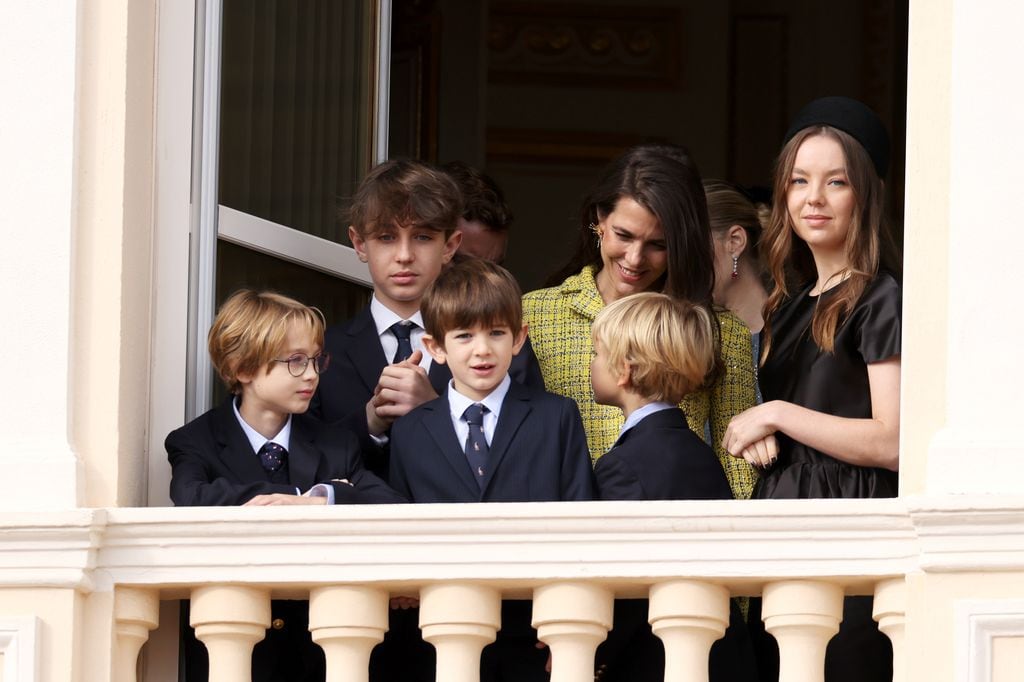 Carlota Casiraghi junto a sus hijos, sobrinos y su hermana, la princesa Alejandra de Hannover