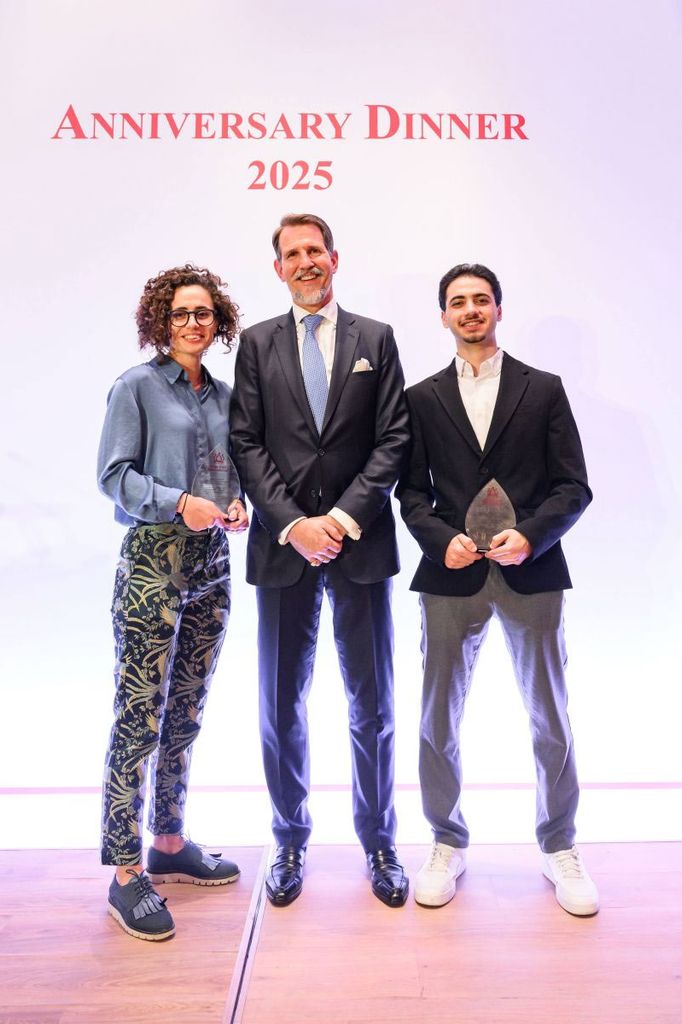 El príncipe Pablo de Grecia con dos de los premiados 