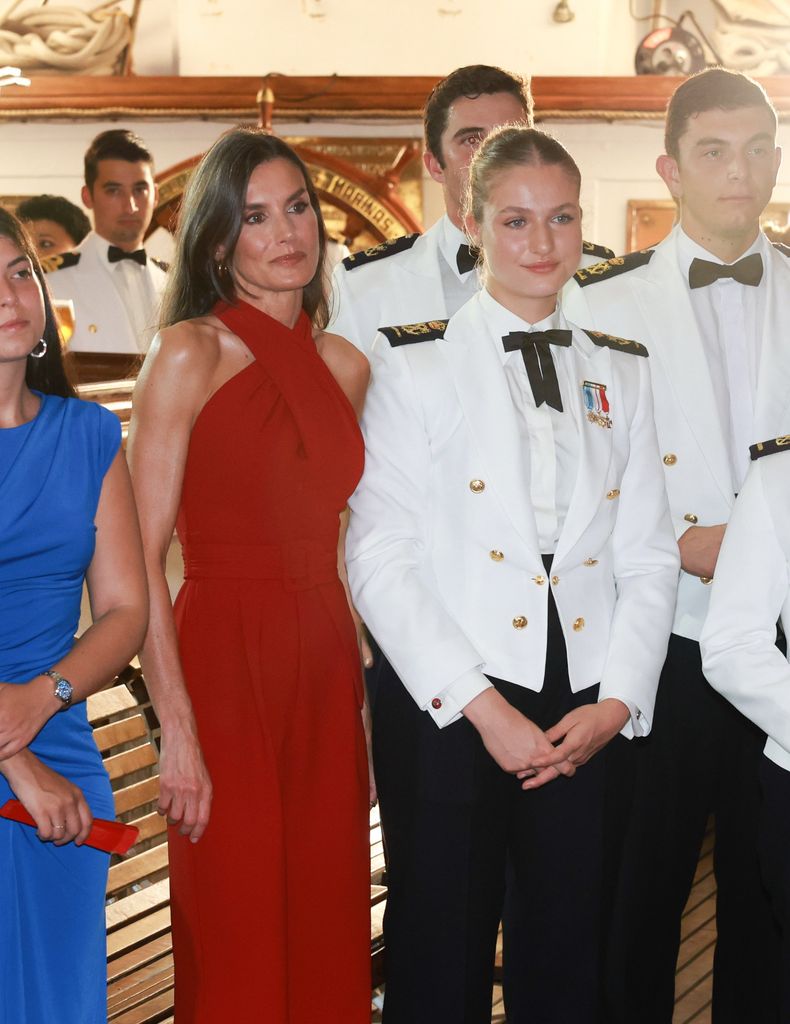 Reina Letizia con mono rojo en Elcano