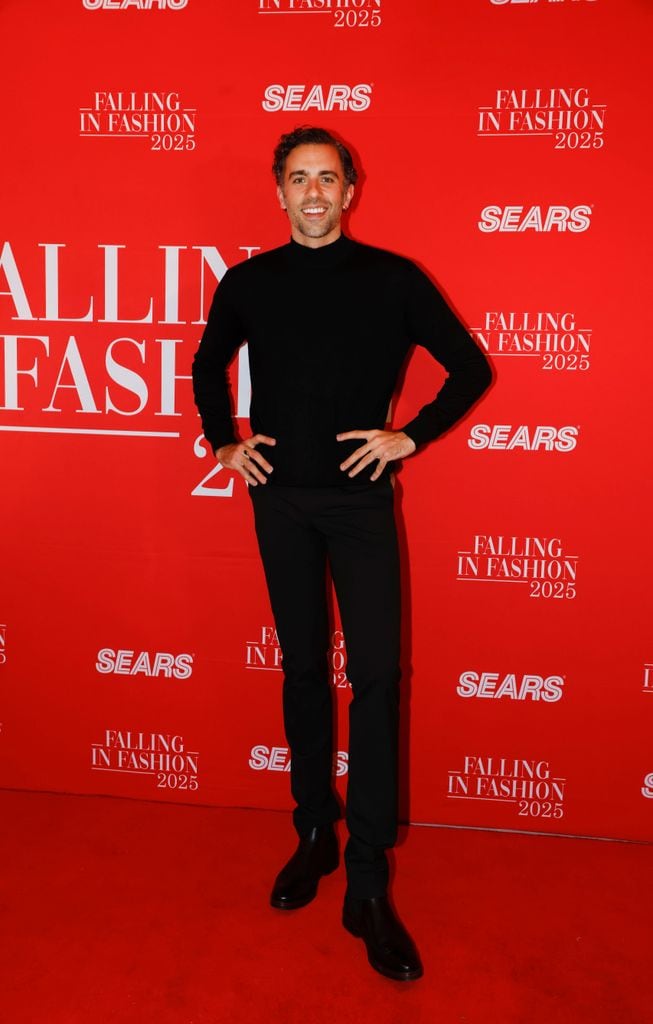 José Pablo Minor sobre la alfombra roja en un look monocromático. 