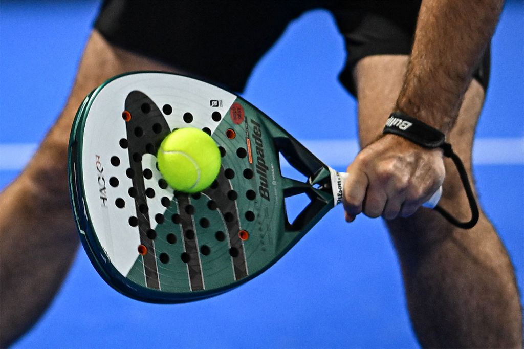 Las raquetas de padel no tienen cuerdas.         
