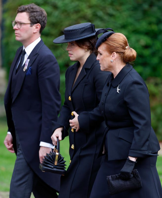 Sarah Ferguson con la princesa Eugenia y Jack Brooksbank