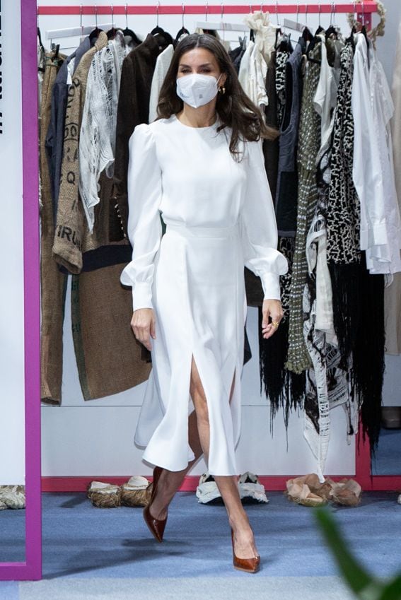 La reina Letizia y su look blanco en el Instituto Cervantes de Los Ángeles