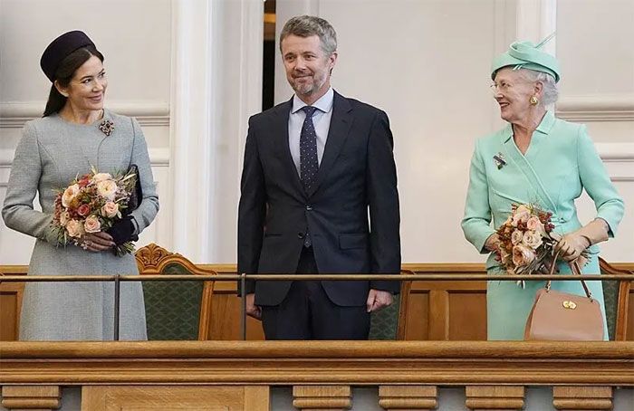 La reina Margarita de Dinamarca con su hijo Federico y la mujer de este