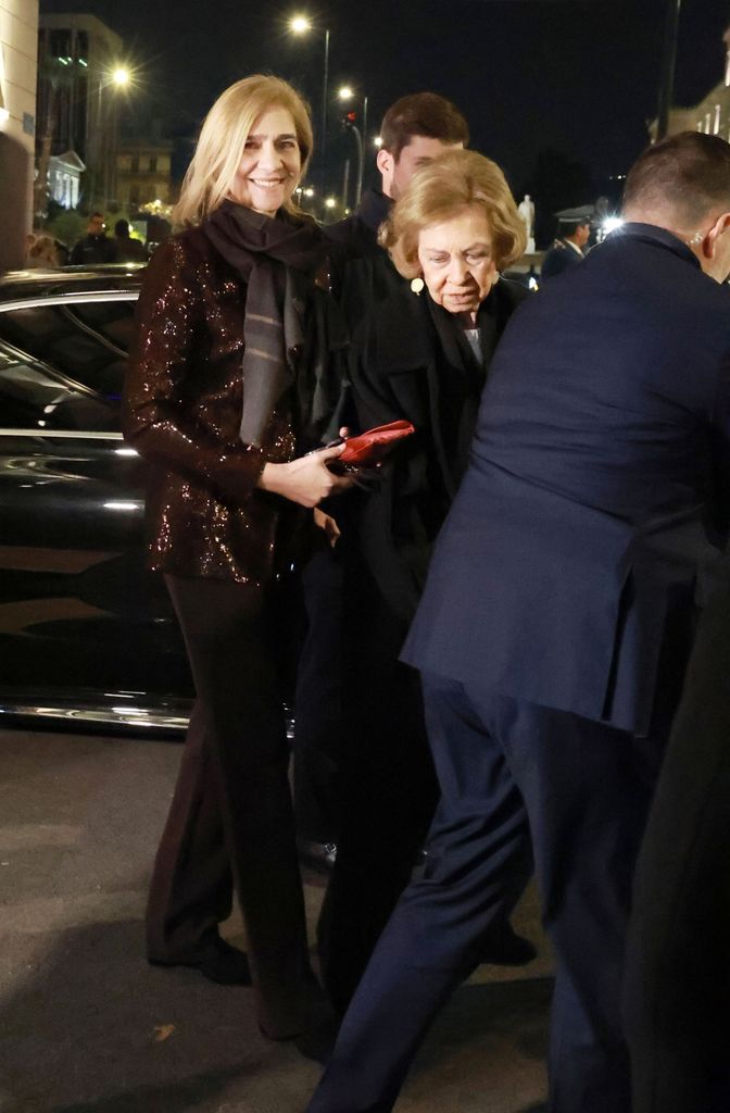 La reina Sofía y su hija, la infanta Cristina, llegan a la preboda del príncipe Nicolás en Grecia