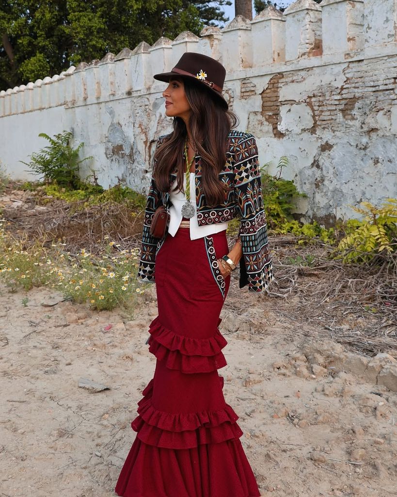 Rocío Osorno diseña su propio look para El Rocío: chaqueta con bordado étnico y falda de flamenca