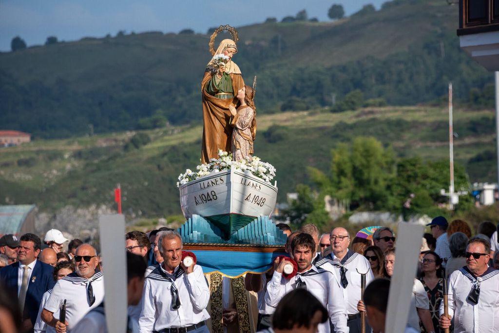 Procesión de la Cofradía Santa Ana de Llanes, Asturias