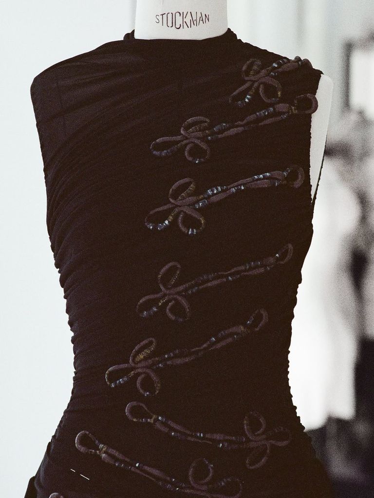 Detalle del vestido negro de Dior que Rosalía luce durante sus conciertos de la gira LUX