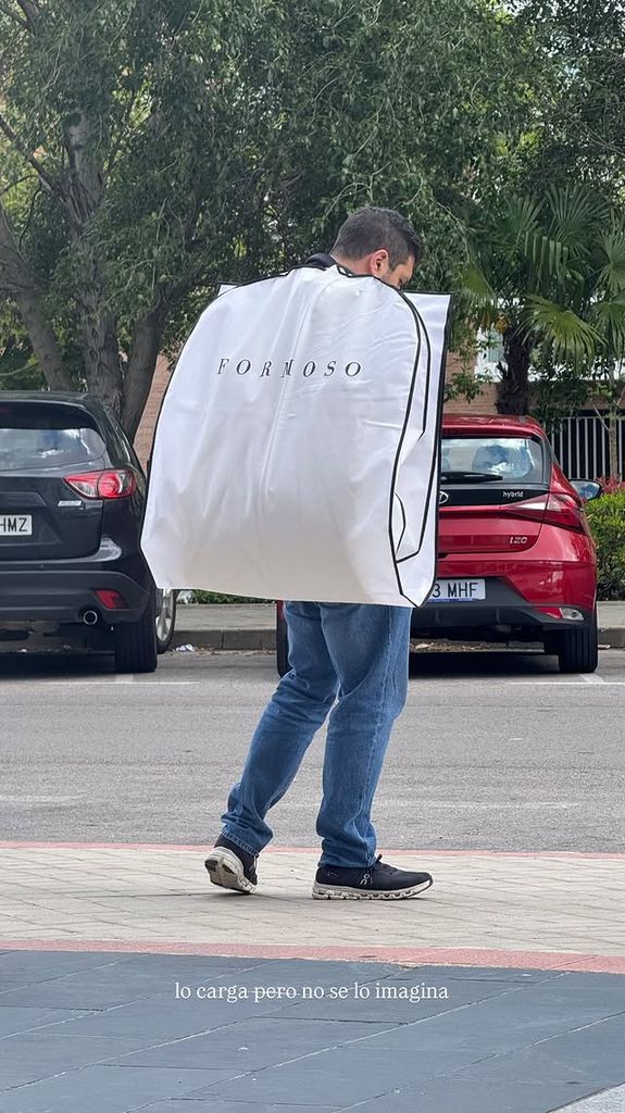 Ale Capetillo mostró a su esposo cargando su vestido