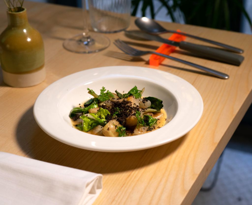 Las verduras de temporada son las protagonistas de la carta de Tresdè, como estas alcachofas con velouté.