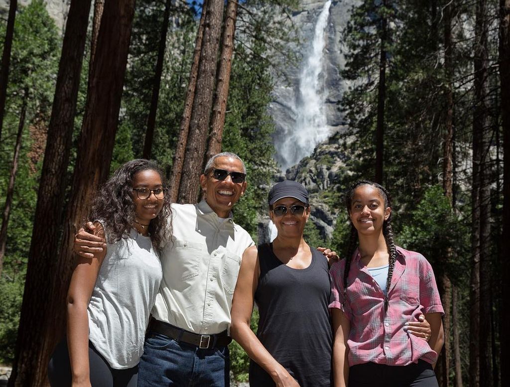 Michelle y Barack Obama con sus hijas Malia y Sasha