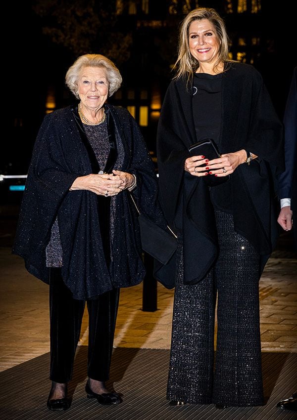 Máxima de Holanda: look negro con pantalones 'palazzo' de lentejuelas
