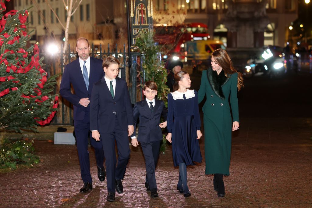 El príncipe William y la princesa Kate con sus hijos George, Charlotte y en el tradicional servicio de villancicos 'Together At Christmas' a inicios de mes.