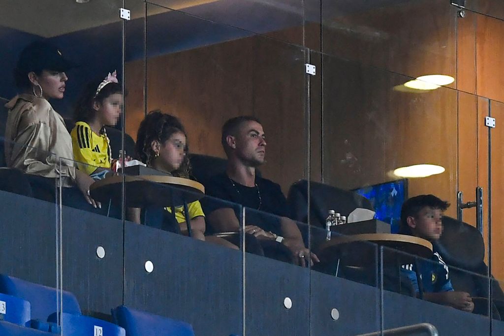 Ronaldo y Georgina con sus hijos presenciando el partido entre el Al-Nassr y el Al-Fateh