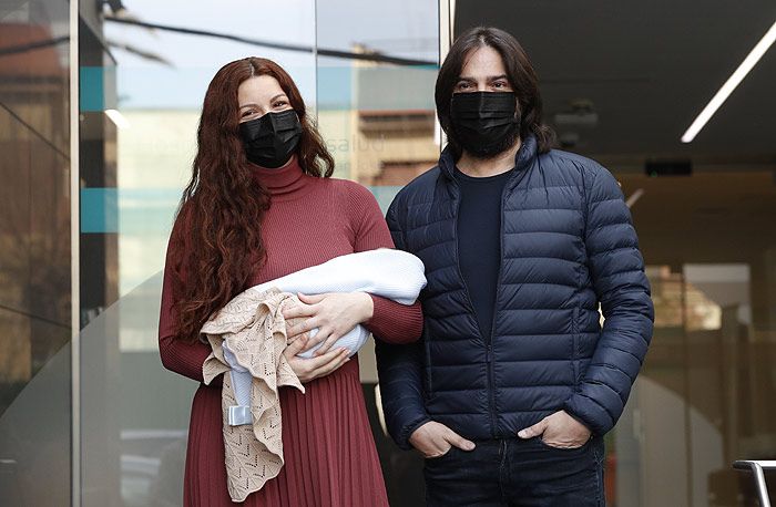 Mónica Moreno, con su segundo hijo de Joaquín Cortés en brazos