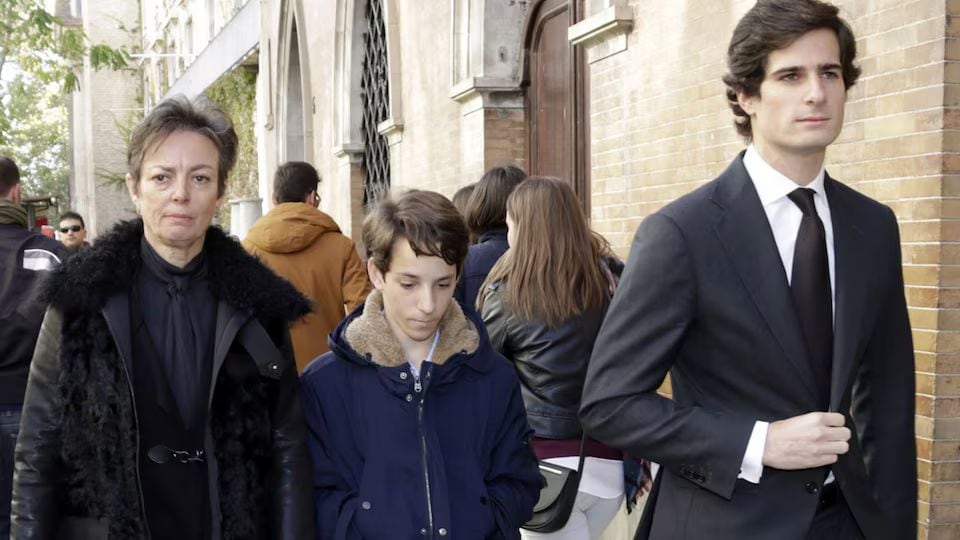Borja con su hermano Fernando y la madre de ambos, Matilde Solís