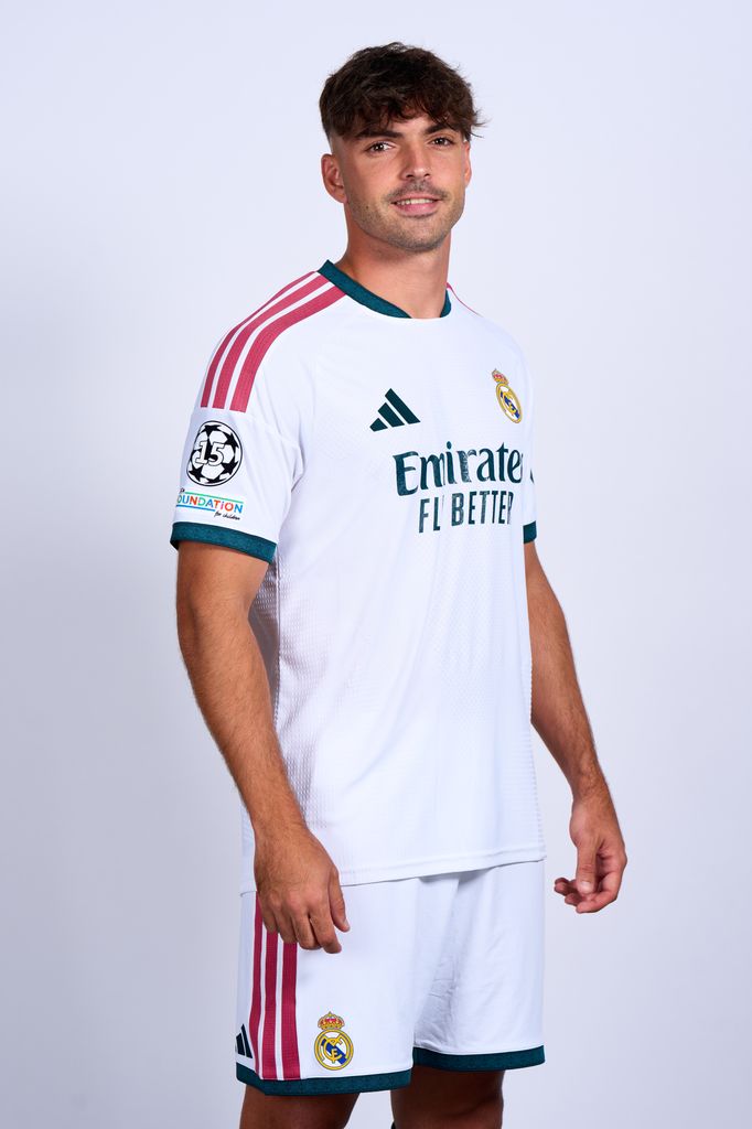 Raúl Asencio en su posado oficial como jugador del Real Madrid el 13 de agosto de 2026