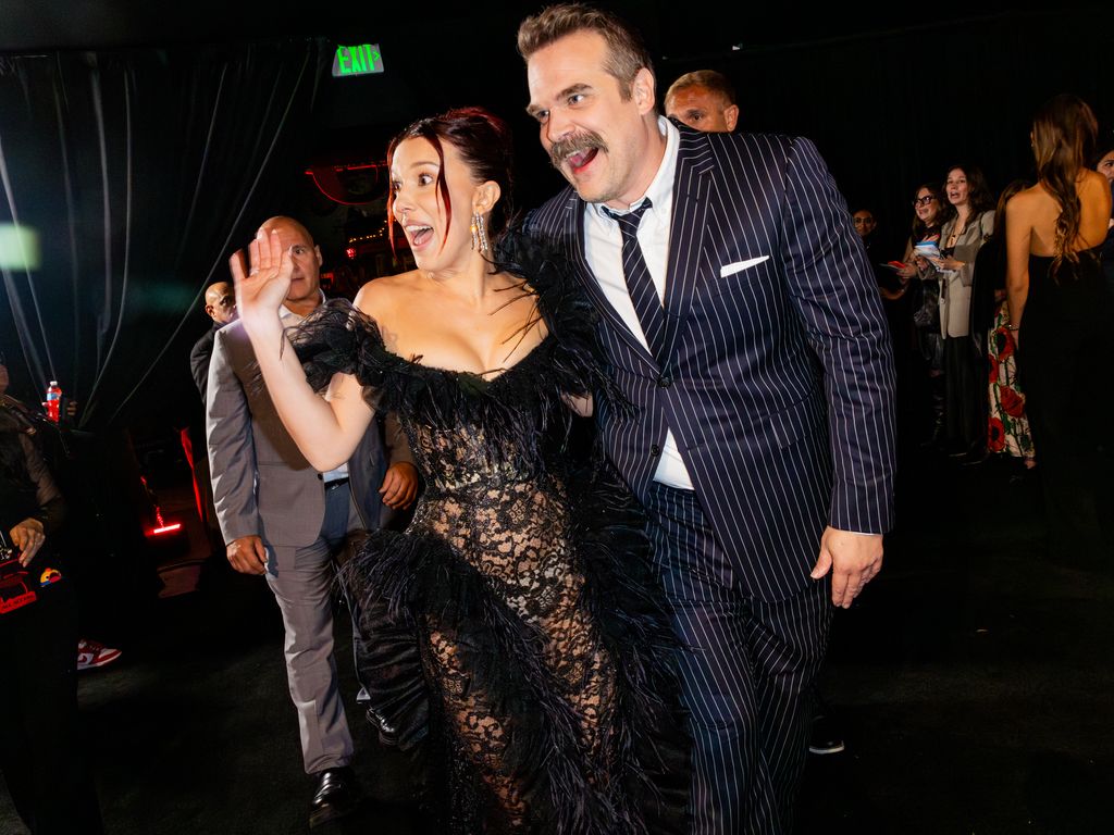 Millie Bobby Brown y David Harbour en actitud cómplice en la alfombra roja del estreno de la quinta temporada de 'Stranger Things'.