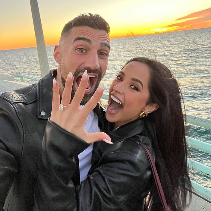 Becky G y Sebastian Lletget durante su pedida de matrimonio