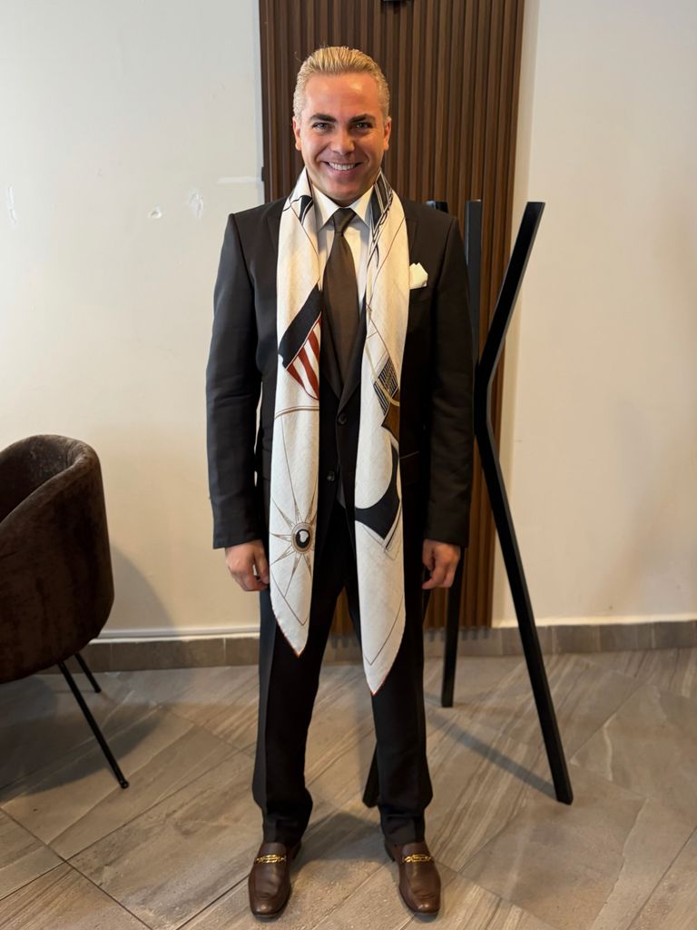 Cristian Castro cumplió su meta de graduarse de la prparatoria