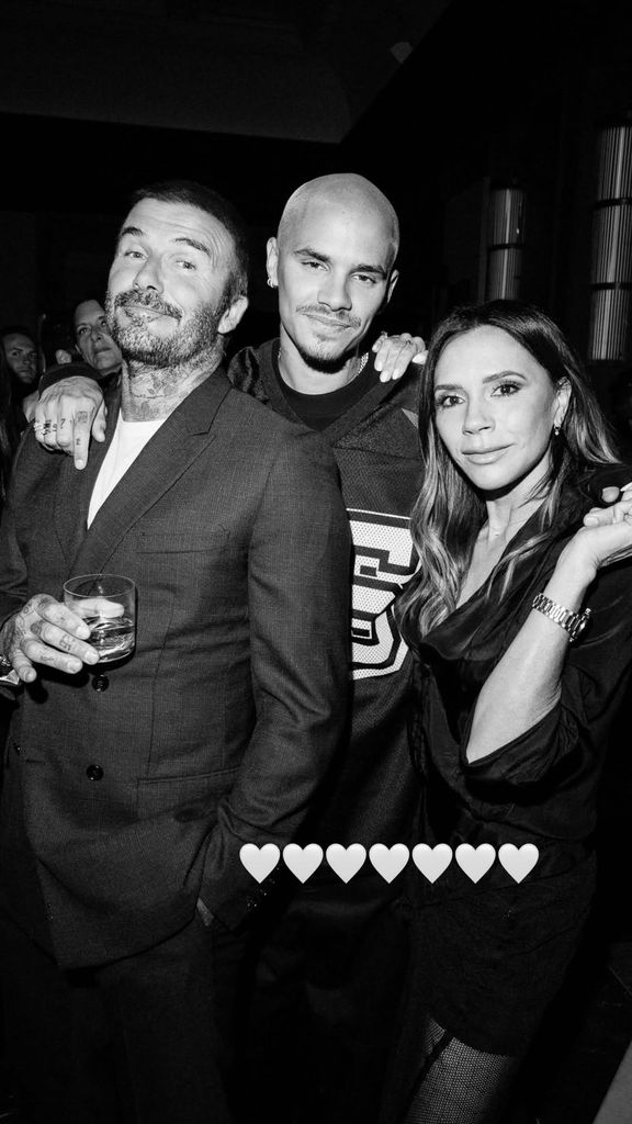 Romeo Beckham con sus padres