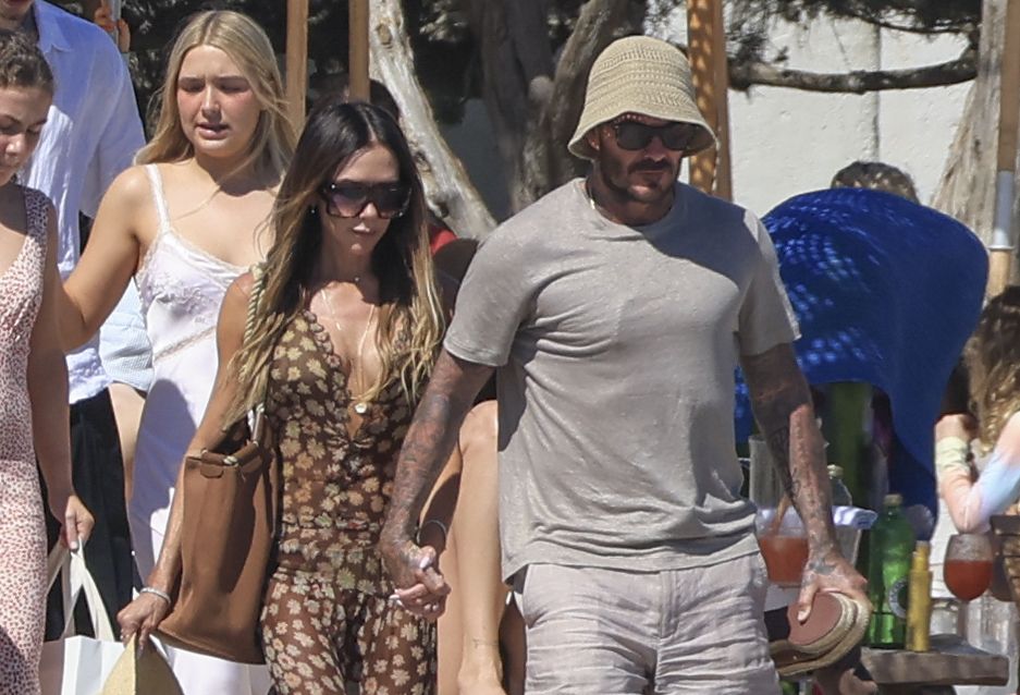 Sir David Beckham y Victoria Beckham fueron vistos disfrutando de un glamuroso viaje familiar bajo el sol en Ibiza durante el fin de semana festivo.