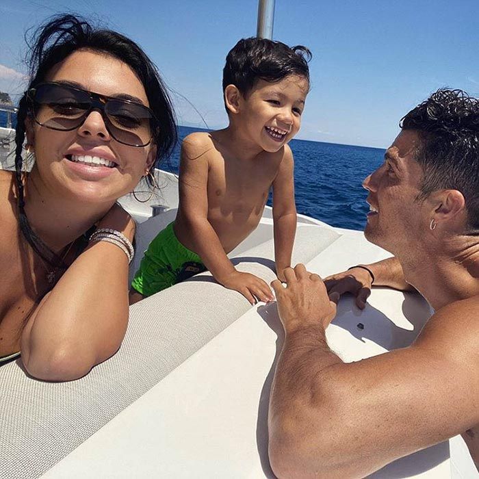 Cristiano Ronaldo y Georgina Rodríguez con Mateo