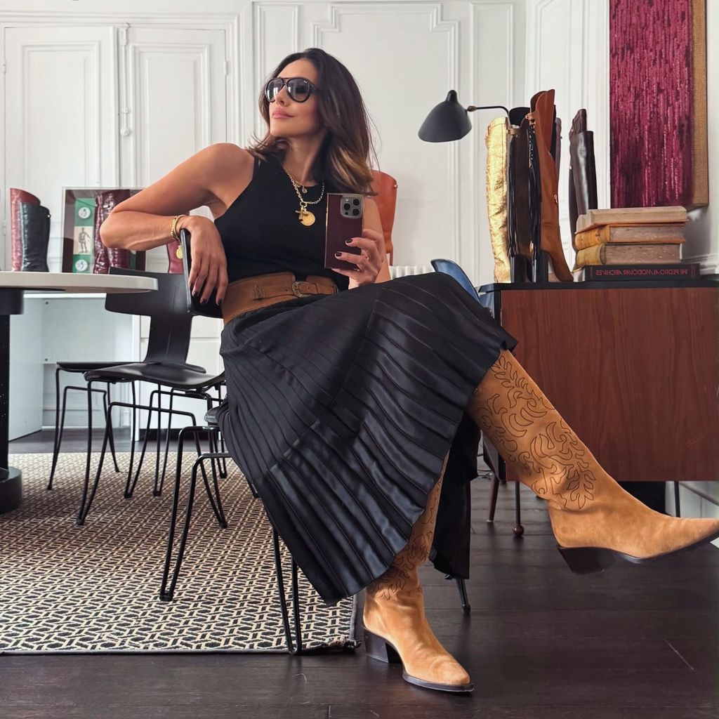Adriana Abascal, con vestido y botas cowboy en verano