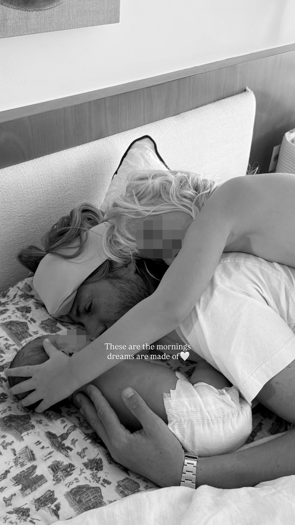 Tom Daly junto a sus dos hijas, Flora Blue y Tuulikki Joan