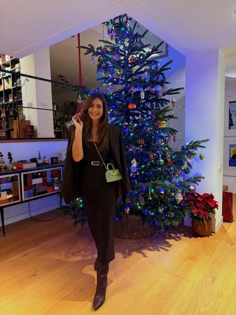 Nuria Roca, feliz con su árbol de Navidad natural y de cuatro metros de altura