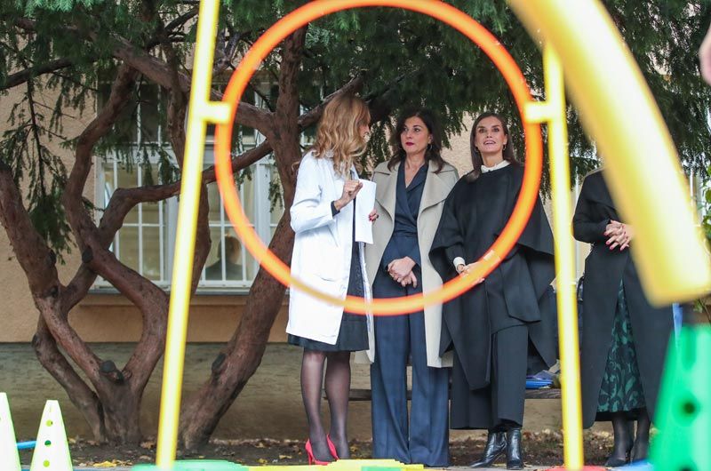 Reina Letizia en un centro de rehabilitación del habla de Croacia