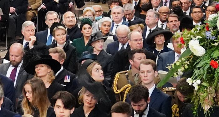 Don Felipe y doña Letizia asisten a la solemne despedida de su 'querido tío Philip'