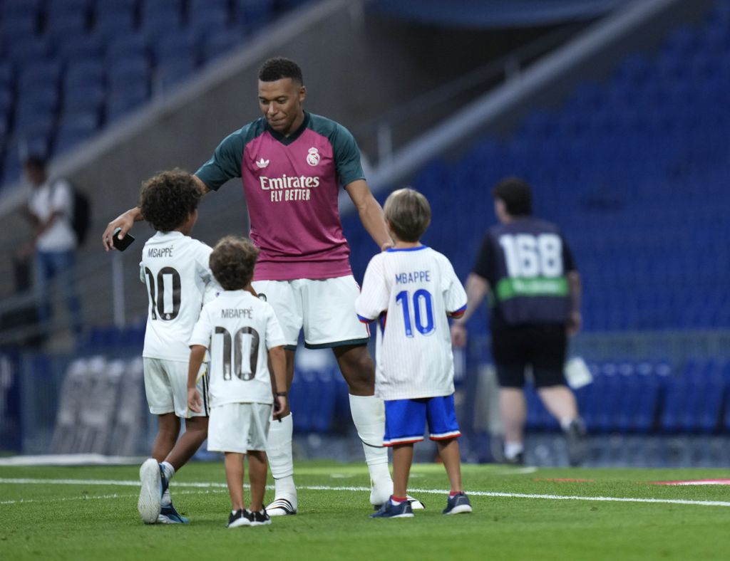 Tras el pitido final, Mbappé regresó al terreno de juego para jugar con los hijos de Hiba Abouk y Achraf Hakimi.