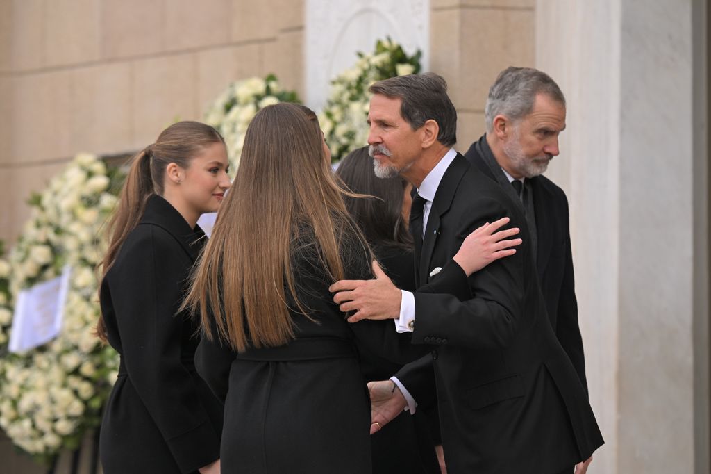 Pablo de Grecia, primogénito del fallecido rey Constantino y jefe de la casa real helena, se encargó de recibir a todos los familiares y amigos a las puertas de la catedral