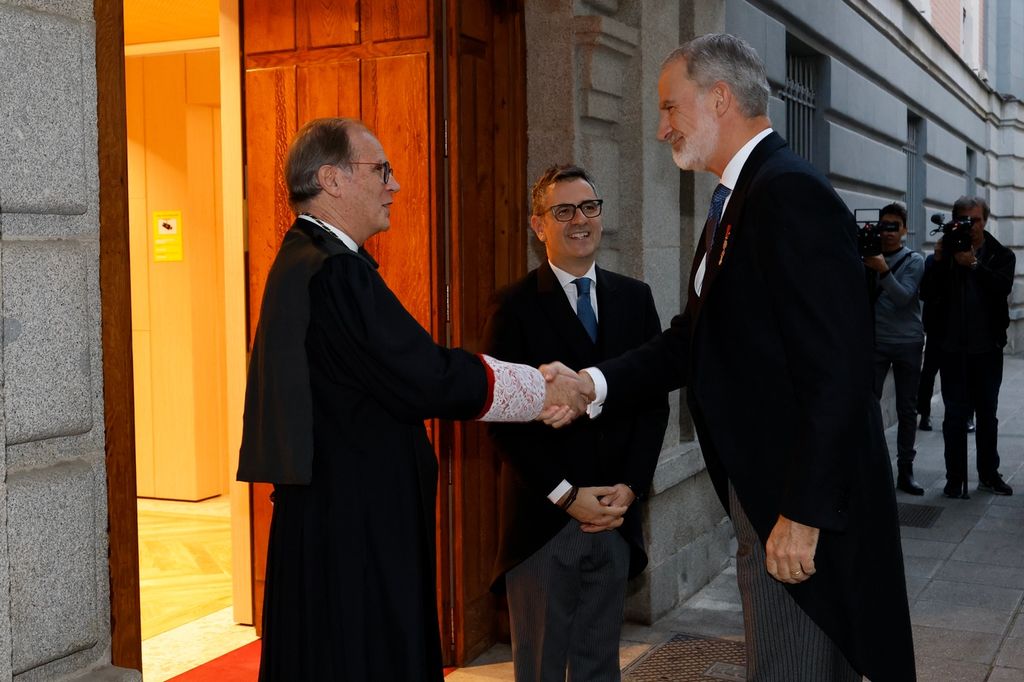 El Rey recibe el saludo del presidente de la Real Academia de Jurisprudencia y Legislación, Luis Cazorla