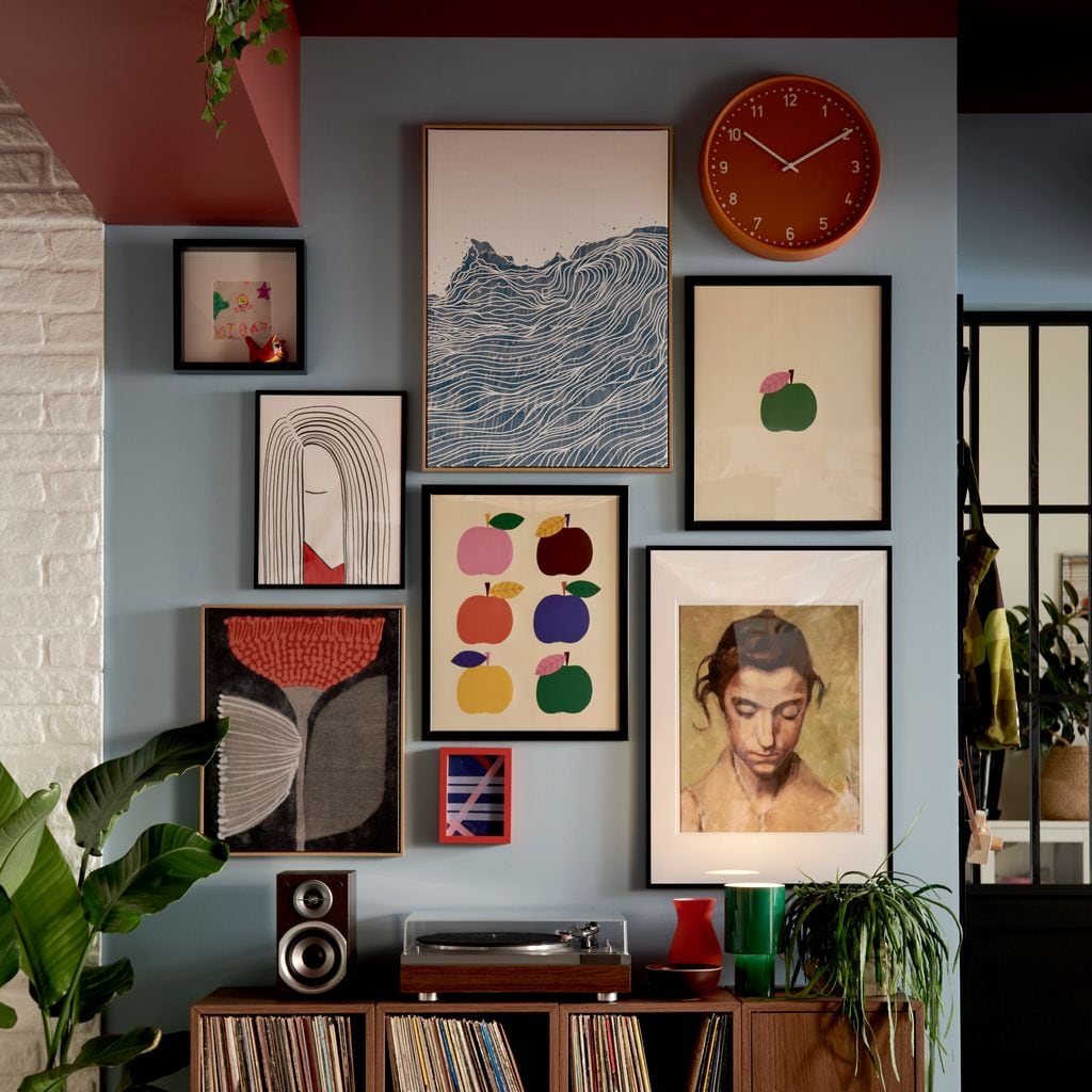 Pared decorada con composición de láminas de IKEA