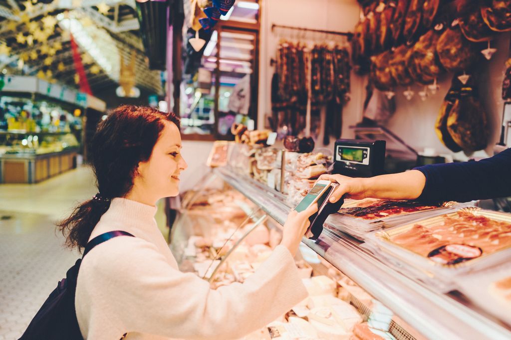 La eliminación del papel en los tickets promete menos residuos y más rapidez en caja, aunque también plantea dudas sobre privacidad y brecha digital