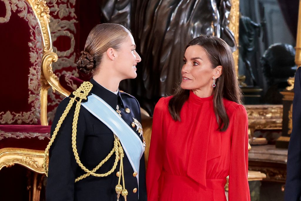 Reina Letizia y princesa Leonor en la recepción en el Palacio Real de Madrid el 12 de octubre de 2024