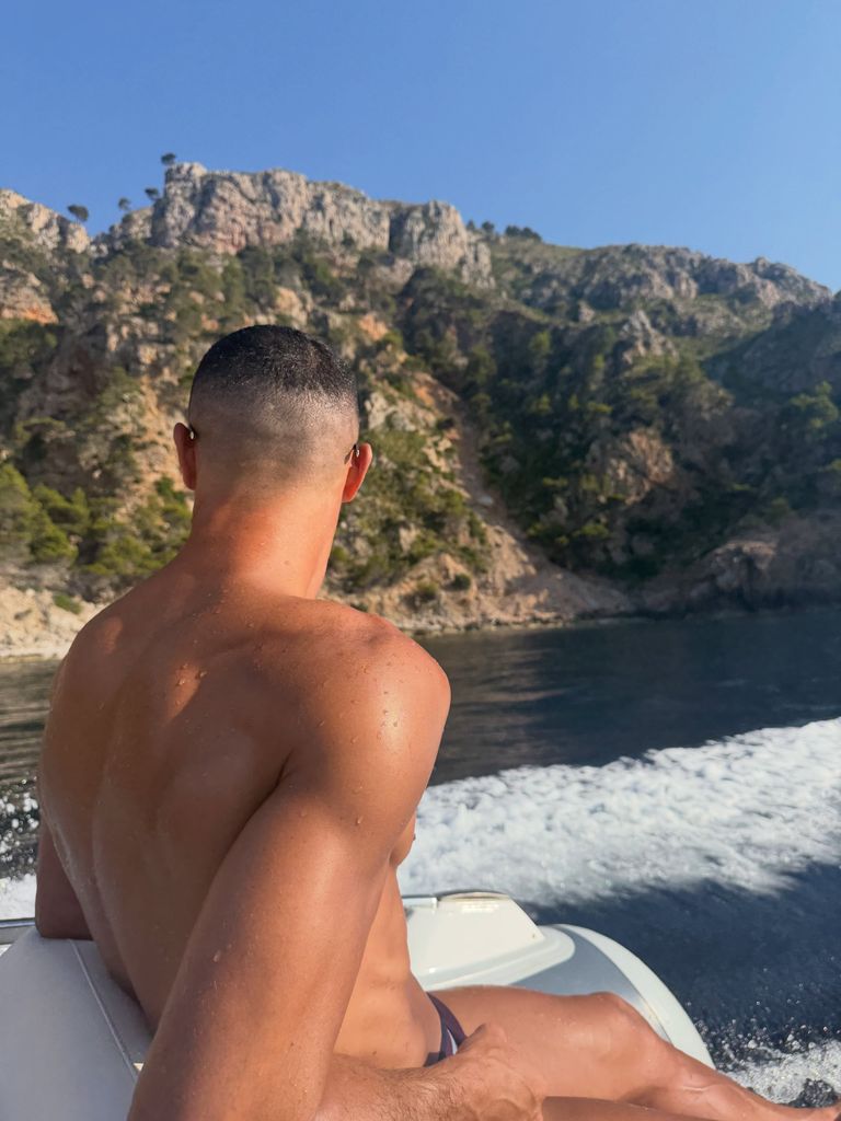 "Una escultura", ha escrito Georgina para describir esta imagen de Cristiano
