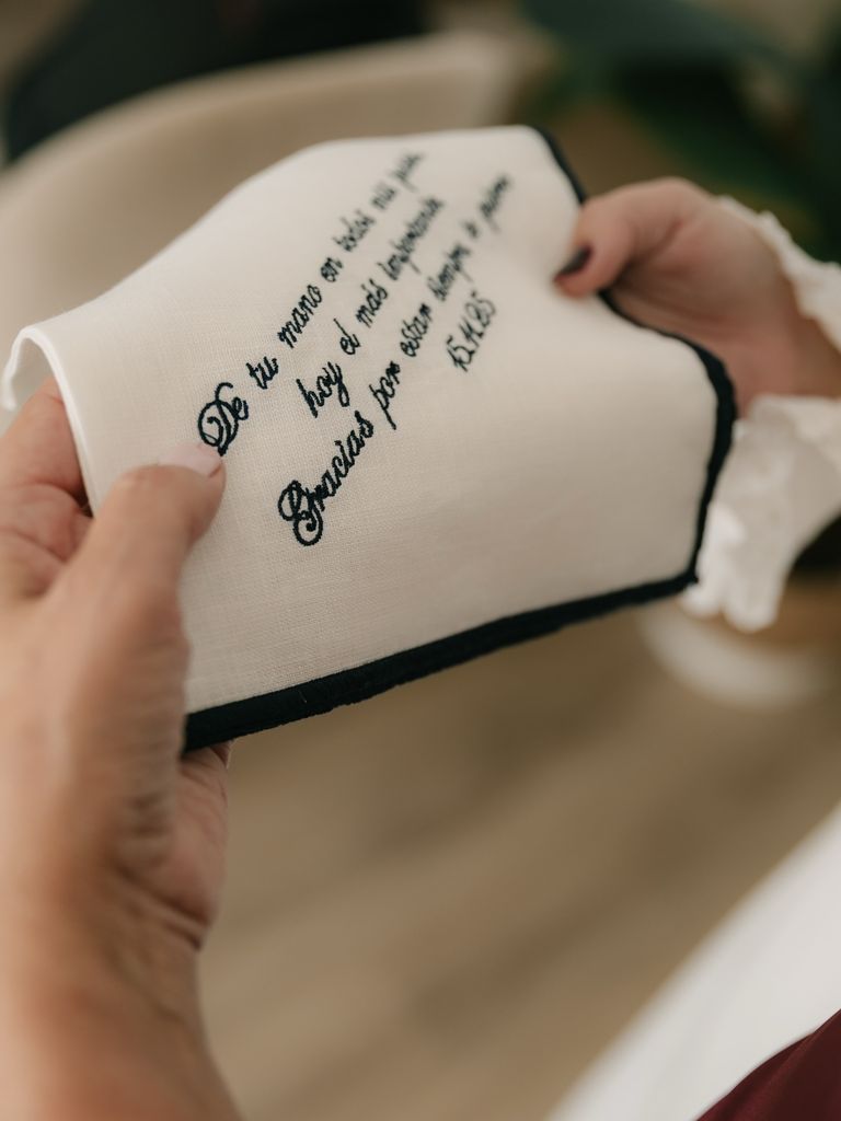 Un pañuelo bordado a mano, de Cuca