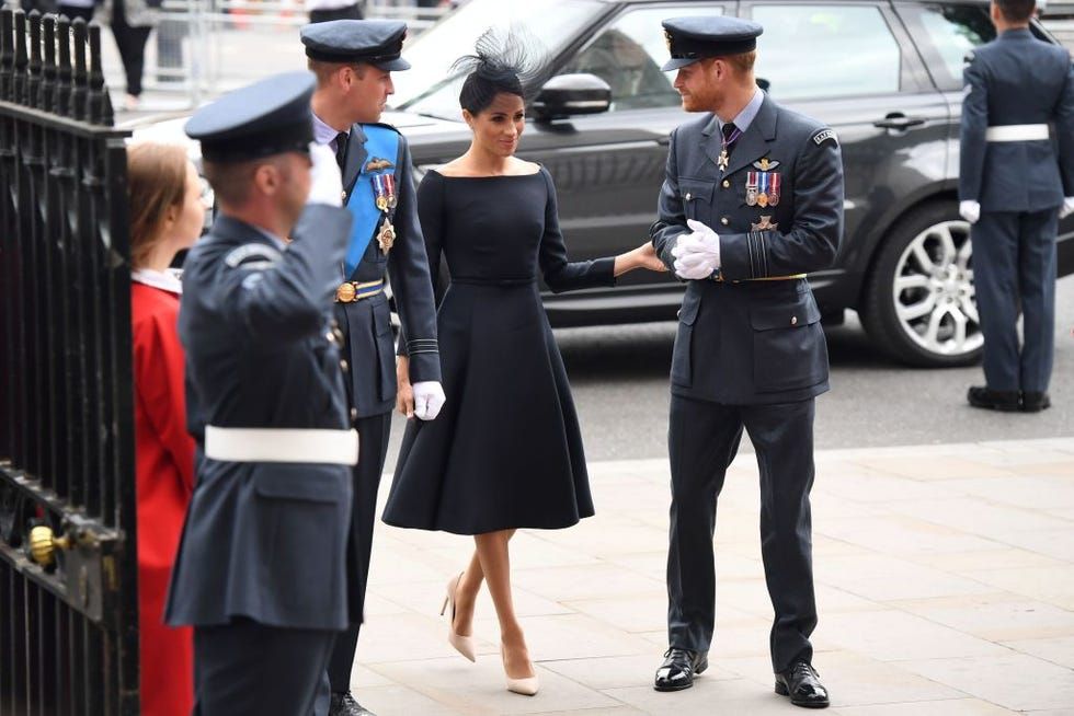 Sofía de Suecia conecta con el vestidor de Meghan Markle gracias al vestido azul marino que estiliza la figura
