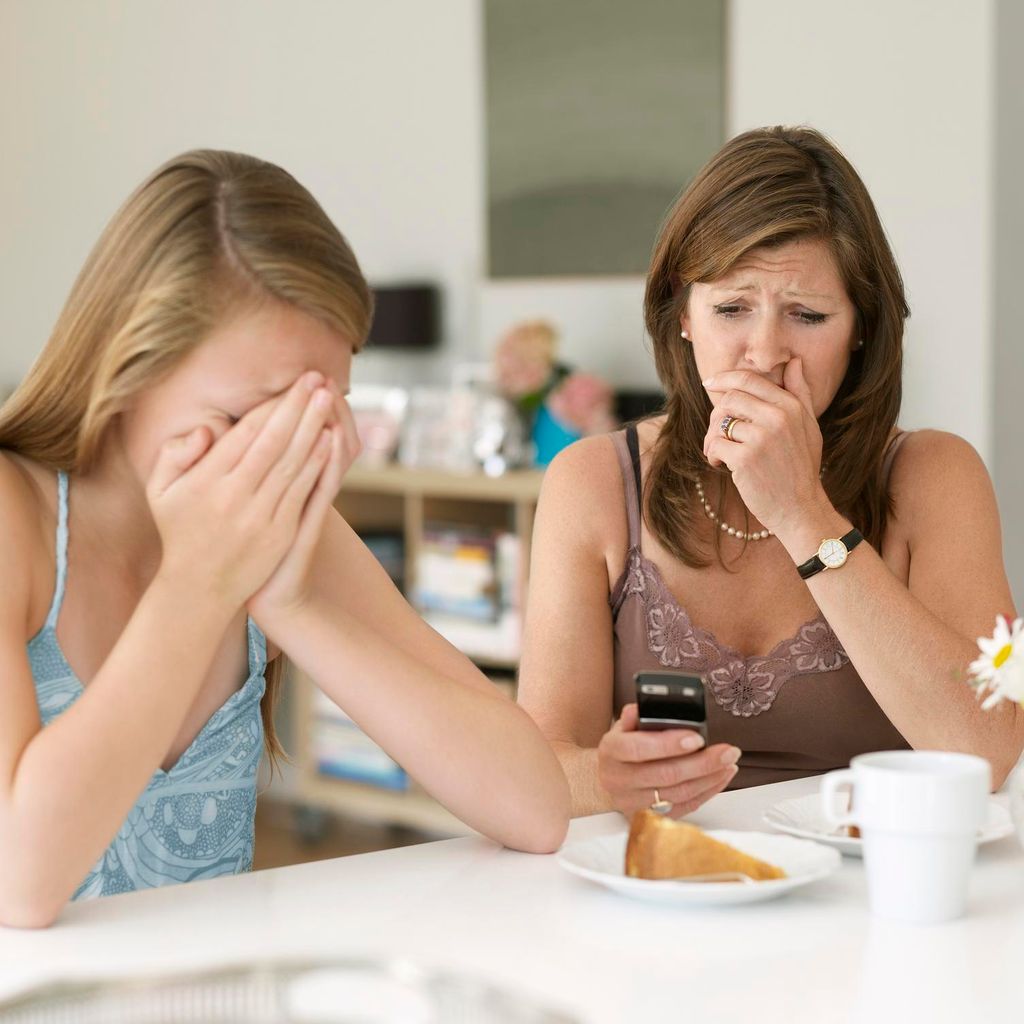 Adolescente llora por el contenido del móvil
