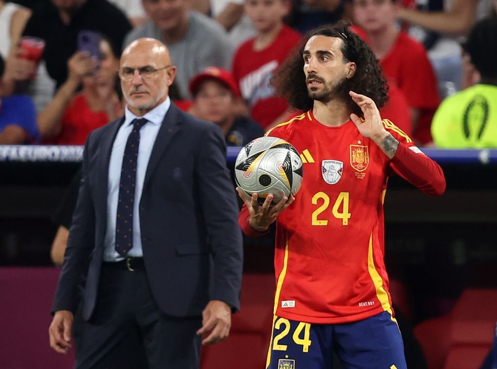 Marc Cucurella y Luis de la Fuente en la semifinal de la Eurocopa 20224