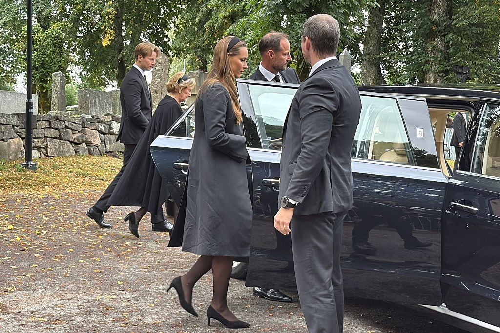 La familia real noruega abandonando el recinto de Asker donde se ha celebrado el primer oficio en memoria del rey Harald